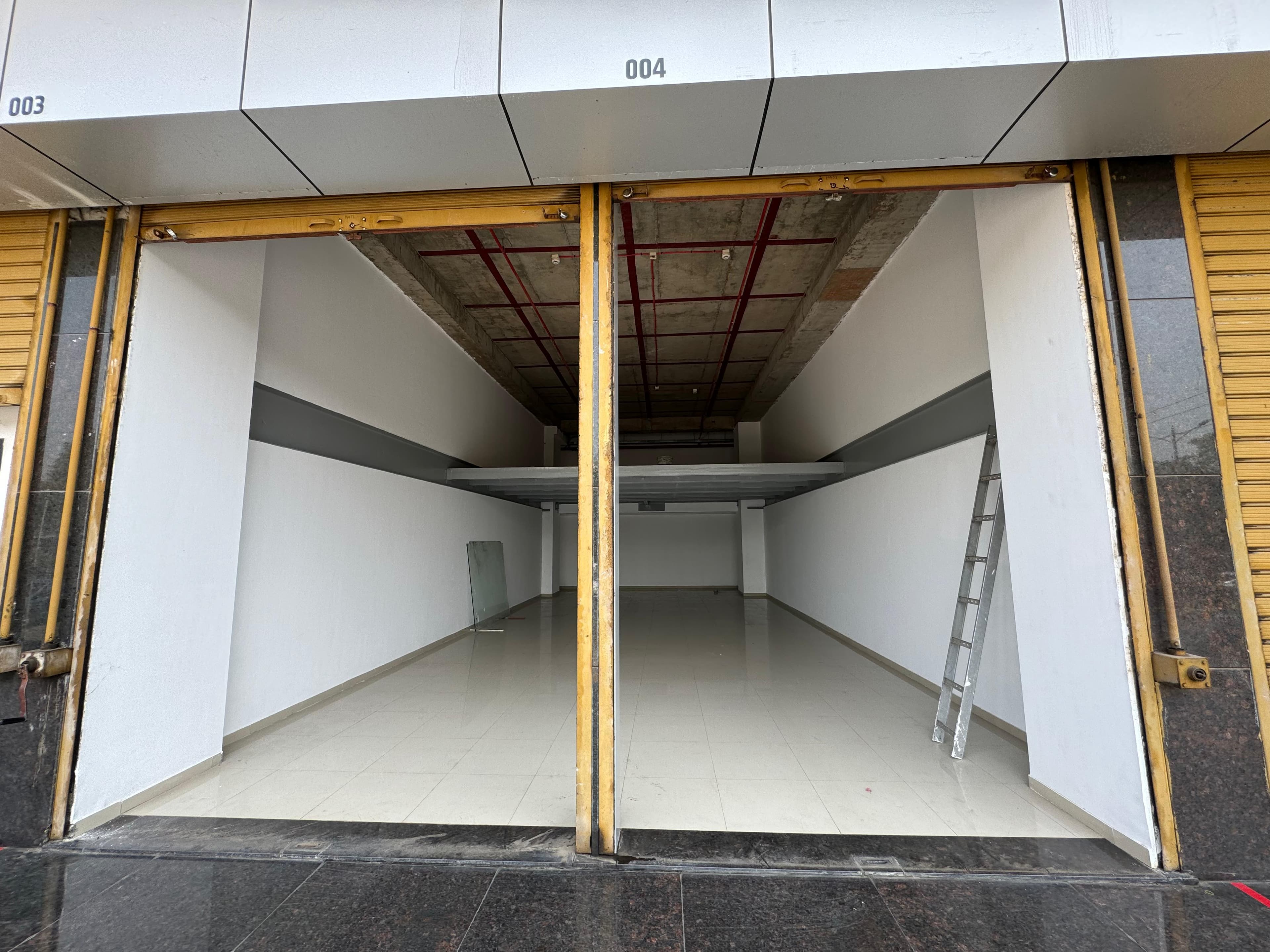 Ground floor shop interior shell with mezzanine, Pesh Platinum